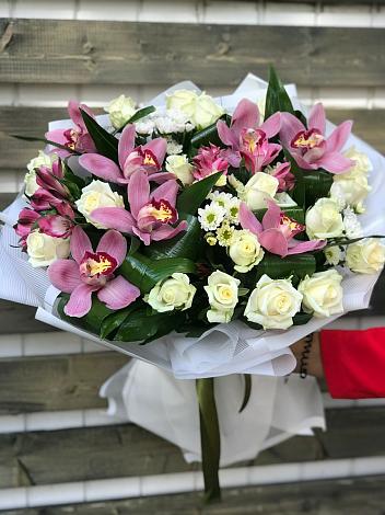 Букет цветов из: Розы и Хризантемы в Булатниково
