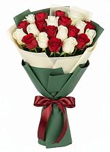 Букет Микс из красных и белых роз в Булатниково