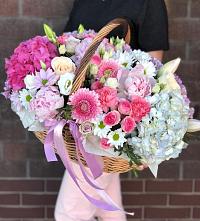Композиция солнечный день в Булатниково Цветочная композиция из Розы, Хризантемы, Пионы и Лизиантусы в корзине в Булатниково