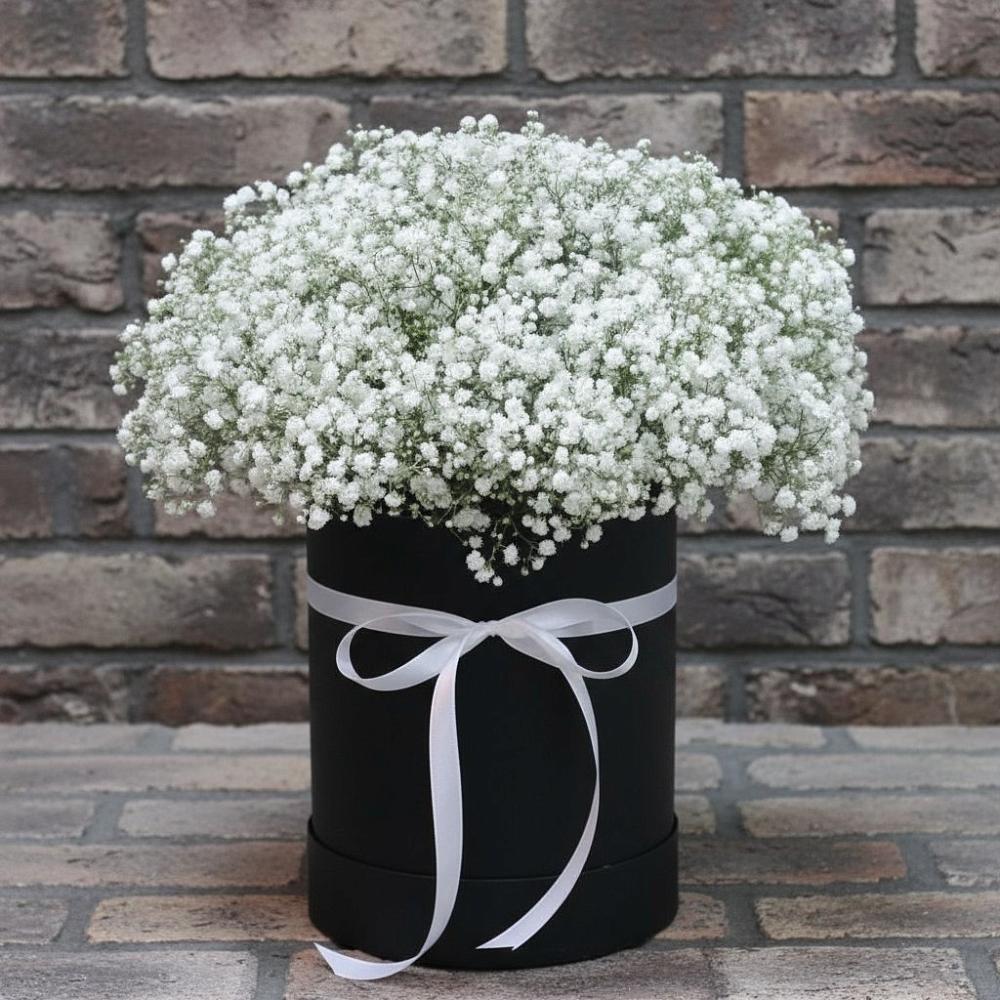 Цветочная композиция из Гипсофила в шляпной коробке в Булатниково