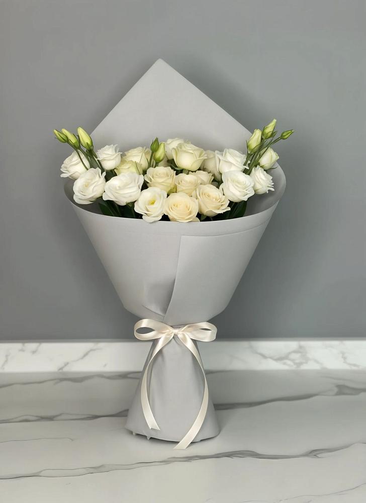 Букет цветов из: Розы и Лизиантусы в Булатниково