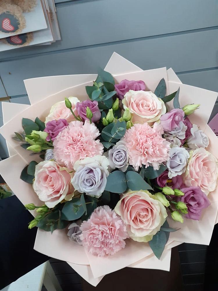 Букет цветов из: Розы, Гвоздики и Лизиантусы в Булатниково